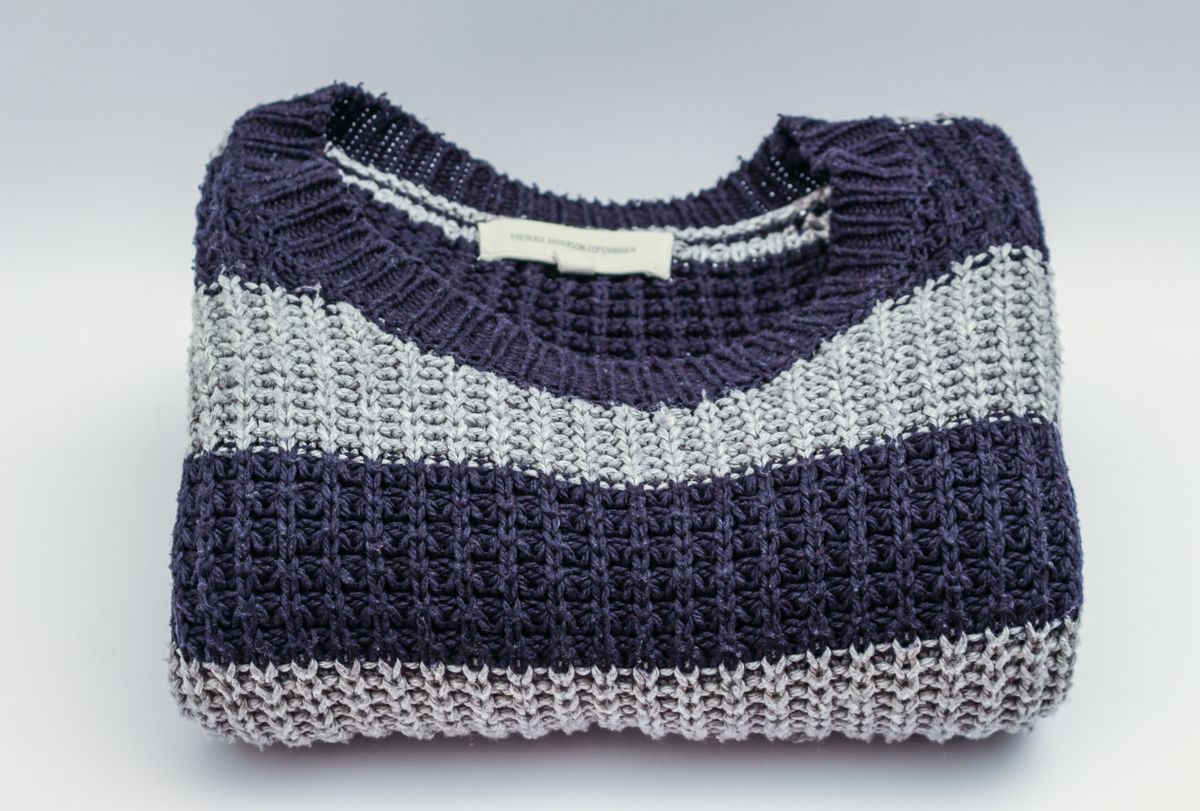 Peça de roupa com caimento fluido
